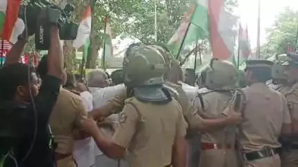 മാനന്തവാടി: ആരോഗ്യ മേഖലയിലെ അനാസ്ഥ, കോൺഗ്രസ് വയനാട് മെഡിക്കൽ കോളേജിലേക്ക് നടത്തിയ മാർച്ചിൽ സംഘർഷം, സിദ്ദീഖ് MLA ഉദ്ഘാടനം ചെയ്തു