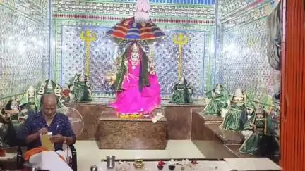 लटेरी: लटेरी नगर के माता मंदिर में प्रतिदिन होती है आरती, भजन गाने के लिए एकत्रित होती हैं महिलाएं