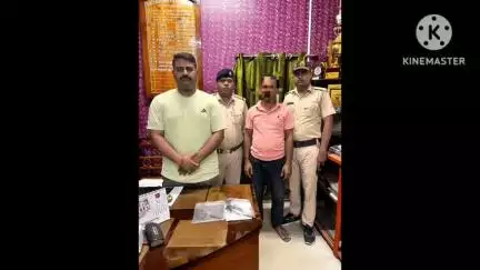 মাথাভাঙা ১: গোপন সূত্রে খবর পেয়ে মাথাভাঙ্গা গোলকগঞ্জ এলাকার থেকে একটি দেশি পিস্তল ও ২রাং গুলি সমেত এক ব্যক্তিকে গ্রেপ্তার পুলিস