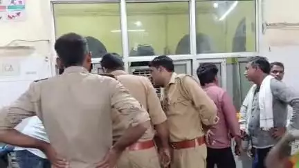 सीतापुर: जिला अस्पताल में एक व्यक्ति ने मासूम बच्चे को खिलाया केला, मासूम बच्चा हुआ जहर खुरानी का शिकार