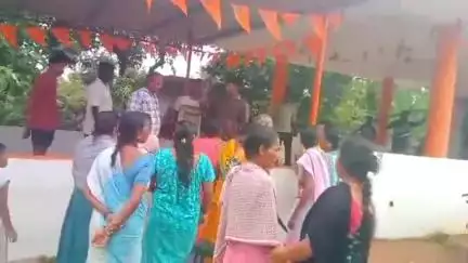 టి.నర్సాపురంలో నాలుగు బెల్ట్ షాపులను తొలగించాలని మహిళలు ఆందోళన