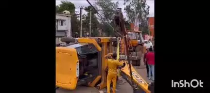 बेमेतरा: बेमेतरा में ट्रक की टक्कर से पलटा जेसीबी, बाल-बाल बचा वाहन चालक