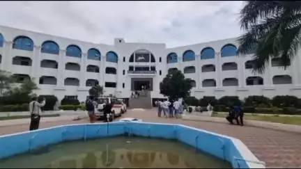 पीईएस कॉलेजमध्ये परीक्षेत  विद्यार्थिनीला बुरखा घालण्यास मनाइ, हिजाब आणि बुरख्याचा नवा वाद