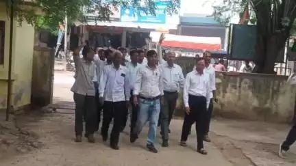 नैनवां: अभिभाषक परिषद ने उपखंड कार्यालय नैनवा पर प्रदर्शन कर उपखंड अधिकारी को हटाने की मांग की