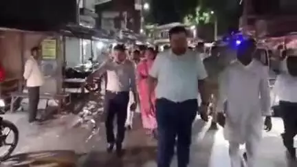 आलापुर: राजेसुल्तानपुर में डीएम ने पैदल चलकर व्यवस्था की हकीकत परखी, नागरिकों से मिलकर पूछा हाल और लिया सफाई का जायजा