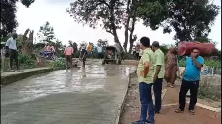 नागौद: प्रमुख मार्ग से दस्सी कुशवाहा के घर तक बन रही सड़क का इंजीनियर ने किया निरीक्षण