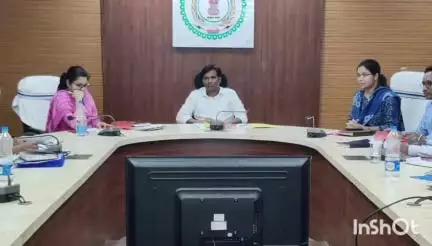 सूरजपुर: कलेक्ट्रेट सभा कक्ष में जीवन दीप समिति की बैठक में स्वास्थ्य सुविधाओं के उन्नयन पर हुई विस्तृत चर्चा
