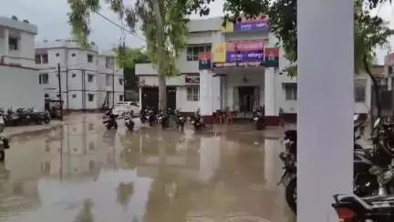 फतेहपुर: बारिश के पानी ने सरकारी दफ्तर और सदर कोतवाली को तालाब बना दिया, जल निकासी न होने से लोग परेशान