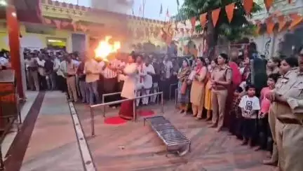 बटियागढ़: बकायन के प्रसिद्ध इमला वाले हनुमानजी की कपूर आरती में उमड़ा जनसैलाब, बटियागढ थाना पुलिस भी मौजूद रही