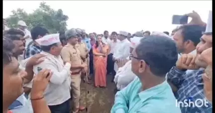 लातूर: शक्तिपीठ महामार्ग विरोधात शेतकरी आक्रमक, जिल्ह्यातील येळी ढोकी येथे मोजणीसाठी आलेल्या अधिकाऱ्यांना केला विरोध #jansamsya