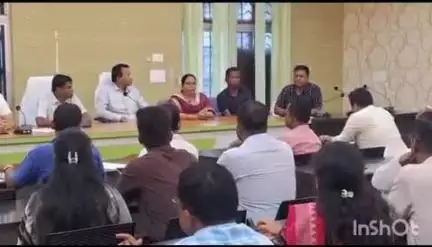 ସମ୍ବଲପୁର ମ୍ୟୁନିସିପାଲଟି: ଜିଲ୍ଲାରେ ସମୁହ ଛୁଟିରେ ଗଲେ ଓଏଏସ ଅଧିକାରୀ