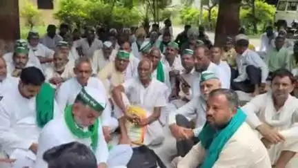 रूड़की: गणेशपुर के पुल के पास वन विभाग के कार्यालय पर उत्तराखंड किसान मोर्चा ने अपनी मांगों को लेकर किया धरना प्रदर्शन