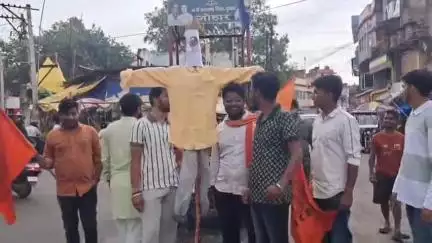 दुमका: भोगनाडीह में शहीद के वंशजों पर हुए लाठीचार्ज के विरोध में ABVP ने टीन बाजार चौक पर फूंका CM का पुतला