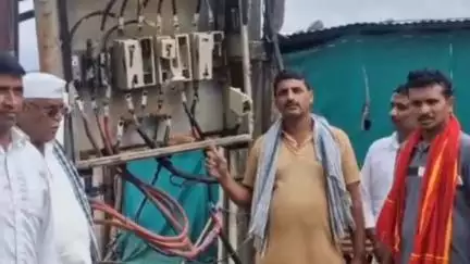 खटाव: तालुक्यातील विसापूर येथील ट्रांसफार्मर दुरुस्त करण्याची ग्रामस्थांची मागणी