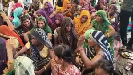 बागली: सड़क और नाली निर्माण को लेकर लोगों का धरना प्रदर्शन