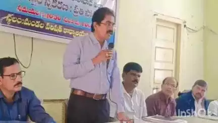 కొడంగల్: దోమ మండల కేంద్రంలో ప్రధానోపాధ్యాయుల సమావేశంలో పాల్గొన్న ఎంఈఓ వెంకట్, ఎంపీడీవో గ్యామా నాయక్