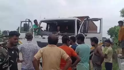 ଜଳେଶ୍ବର: ଗୁଡିଖାଳ ଛକ ନିକଟରେ ଲକ୍ଷ୍ମୀ ବସକୁ ପିଟିଲା କଣ୍ଟେନର, ଅଳ୍ପକେ ବର୍ତ୍ତିଲେ 20ରୁ ଉର୍ଦ୍ଧ୍ଵ ଯାତ୍ରୀ