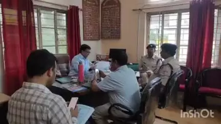 रानीखेत: त्रिस्तरीय पंचायत चुनावों को शांतिपूर्ण तरीके से संपन्न कराने के लिए सीओ ने ताड़ीखेत में ली बैठक, दिए आवश्यक निर्देश