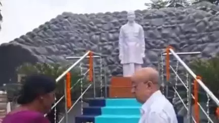 কাটোয়া ১: কাটোয়া হসপিটালের সামনে থাকা বিধানচন্দ্র রায়ের প্রতিকৃতিতে শ্রদ্ধা নিবেদন করে ডক্টরস ডে পালন; হাজির পৌরপতি, MLA