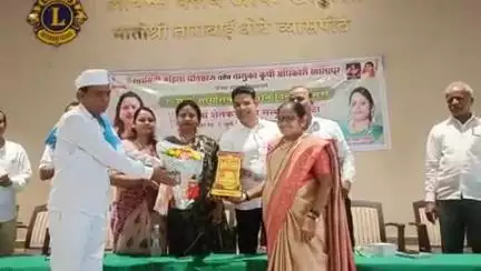 खालापूर: कृषी दिनाचे औचित्य साधत लायन्स क्लब ऑफ खोपोली येथील सभागृहात तालुक्यातील शेतकऱ्यांचा करण्यात आला सन्मान