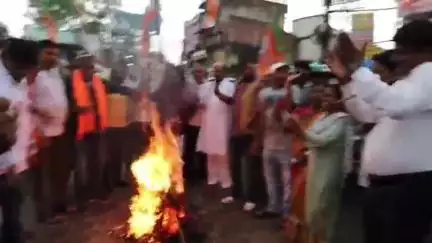 दुमका: भोगनाडीह में हुए लाठीचार्ज के विरोध में दुमका के टीन बाजार चौक पर भाजपा ने फूंका सीएम हेमंत सोरेन का पुतला