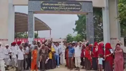 रेवदर: नागाणी में JJM के अधूरे काम से ग्रामीणों का शिविर में फूटा आक्रोश, गेट पर जड़ा ताला व 1 घंटे तक किया प्रदर्शन