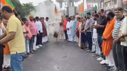रामगढ़: सुभाष चौक पर भाजपा ने हूल दिवस पर किए गए लाठीचार्ज के खिलाफ फूंका मुख्यमंत्री का पुतला