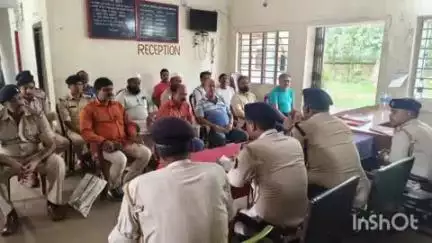 मनोहरपुर: मनोहरपुर थाना परिसर में मोहर्रम पर्व के मद्देनज़र हुई शांति समिति की बैठक