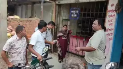 डाकबंगला चौक में खुदरा शराब दुकान को गांडेय बीडीओ के नेतृत्व में लिया गया हैंडओवर