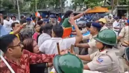 ব্যারাকপুর ১: কসবা ল কলেজের ঘটনার প্রতিবাদে ব্যারাকপুরে নগরপাল কার্যালয় অভিযান করল BJP-র যুব মোর্চা, পুলিশের সঙ্গে ধস্তাধস্তি