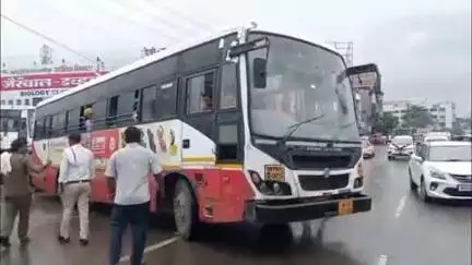 परभणी: शहरातील बस स्थानकासमोर एसटी बस बंद पडल्याने काही काळ वाहतूक ठप्प, वाहतूक शाखेच्या पोलिसांनी बसला दिला धक्का
