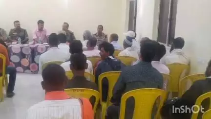 मनिका: मोहर्रम का पर्व शांतिपूर्ण ढंग से संपन्न कराने के लिए मनिका थाना परिसर में हुई शांति समिति की बैठक