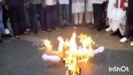लातेहार: भोगनाडीह में आदिवासियों पर हुए लाठीचार्ज के विरोध में लातेहार के भाजपाइयों ने समाहरणालय गेट के पास फूंका सीएम का पुतला