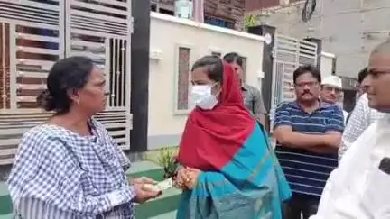 నగరంలోని అన్నవరప్పాడులో ఎన్టీఆర్ భరోసా పెన్షన్లను పంపిణీ చేసిన జిల్లా కలెక్టర్