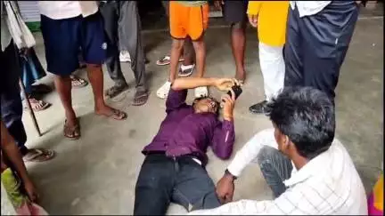 इटावा: सिविल लाइन इलाक़े के नगला बाबा में तेज रफ्तार कार ने बाइक सवार को टक्कर मारकर किया घायल, गंभीर हालत में अस्पताल में भर्ती