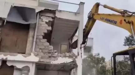 ఇబ్రహీంపట్నం: మణికొండలోని చిత్రపురి కాలనీలో అక్రమ కట్టడాలను కూల్చివేసిన మున్సిపల్ అధికారులు