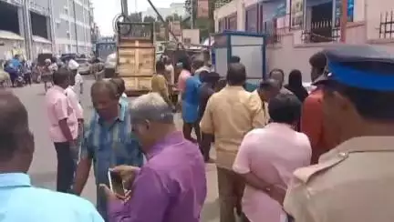 சேலம்: பழைய பேருந்து நிலையம் பகுதியில் சாலையோர ஆக்கிரமிப்புகள் அகற்றம், போலீசார் குவிப்பு