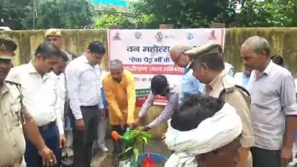 जसवंतनगर: GGIC परिसर में वन विभाग ने पौधा रोपण अभियान में लगाए फलदार व औषधीय पौधे