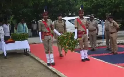 शोहरतगढ़: मुख्य आरक्षी की सड़क दुर्घटना में सुपाराजा के पास हुई मौत, पुलिस लाइन में शोकसभा कर दी गई श्रद्धांजलि