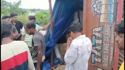 ବାଲେଶ୍ବର ମ୍ୟୁନିସିପାଲଟି: ନିଧିପଣ୍ଡା ନିକଟରେ ଟ୍ରକ ଦୁର୍ଘଟଣାଗ୍ରସ୍ତ, ଆହତଙ୍କୁ ରେମୁଣା ମେଡିକାଲ କଲେଜ ଏଣ୍ଡ ହସ୍ପିଟାଲରେ ଭର୍ତ୍ତି