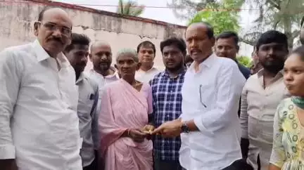 సంతనూతలపాడు: కేవీ అగ్రహారంలో ఎన్టీఆర్ సామాజిక భద్రత పెన్షన్లను పంపిణీ చేసిన సంతనూతలపాడు ఎమ్మెల్యే బీఎన్ విజయ్ కుమార్