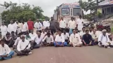 గాంధారి: గాంధారి మండల కేంద్రంలోని సొసైటీ ఎదుట యూరియా ఇవ్వడం లేదంటూ నిరసన చేపట్టిన రైతులు