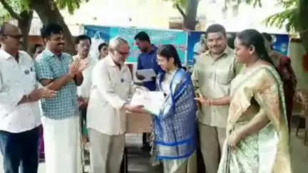 పట్టణంలోని ప్రభుత్వ పాఠశాలల్లో చదివి పదో తరగతిలో 500పైగా మార్కులు సాధించిన విద్యార్థులకు ప్రోత్సాహకాలు అందజేత