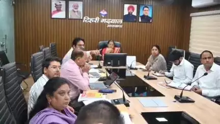 टिहरी: डीएम खंडेलवाल ने टिहरी झील रिंग रोड के संबंध में अधिकारियों के साथ की बैठक