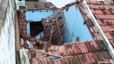 రాజాంలో హఠాత్తుగా కూలిన పెంకుటిల్లు, ఇంట్లో నిద్రిస్తున్న వ్యక్తికి గాయాలు