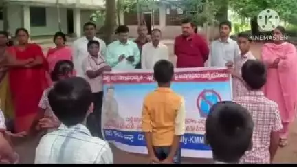 కూసుమంచి: ప్లాస్టిక్ వద్దు మట్టి వస్తువులు ముద్దు అంటూ ఆరెగూడెం గ్రామంలో అవగాహన కల్పించిన నేలకొండపల్లి MRO వెంకటేశ్వర్లు