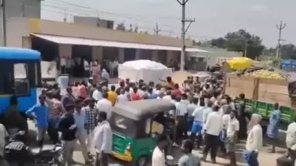 గంగాధర నెల్లూరు: G.D నెల్లూరులోని జైన్ కర్మాగారం వద్ద రోడ్డుపై నిరసన తెలిపిన మామిడి రైతులు