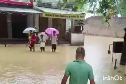 पोहरी: पोहरी अनुभाग में लगातार 8 घंटे तक हुई बारिश से घरों और कार्यालयों में भरा पानी; परिच्छा रोड पर लगा जाम, उफान पर नदी-नाले