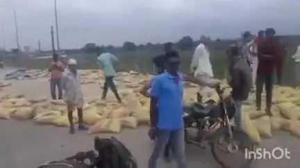 शाजापुर: बंजारी गांव के समीप हाइवे पर बाइक को बचाने के प्रयास में अनियंत्रित होकर पलटा सीमेंट से भरा ट्रक, दो लोग हुए घायल