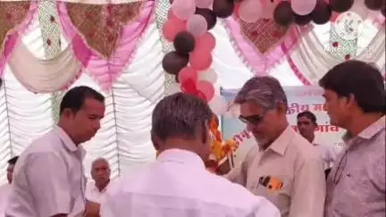 बड़ौद: ग्राम सुवागांव में वरिष्ठ शिक्षक को सेवानिवृत्त होने पर दी गई विदाई, विकास खंड शिक्षा अधिकारी व ग्रामीण रहे उपस्थित